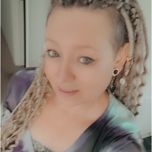 Meet your Posher, Christina - Picture 2 of 6